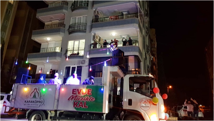 Karaköprü’de Evde Kalanlara İlahi Konseri-(VİDEO)