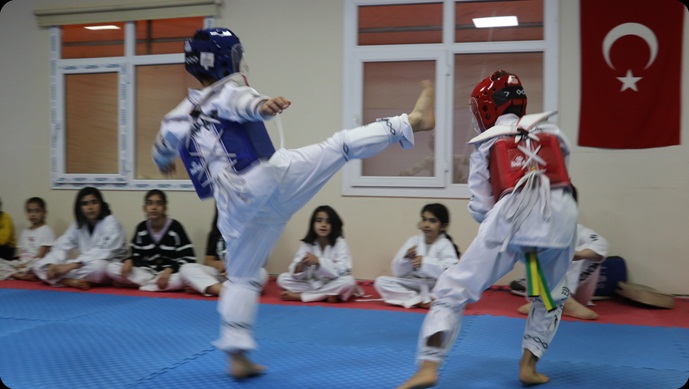 Karaköprü’de Gençler Zamanını Sporla Değerlendiriyor 