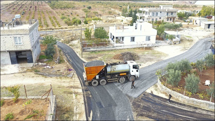Karaköprü'de kırsal mahallelerde yollar yenileniyor