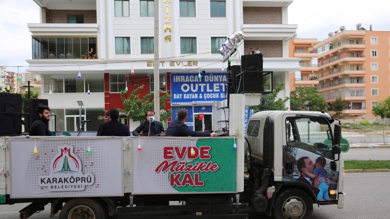 Karaköprü’de Sokağa Çıkma Yasağında Müzik Ziyafeti