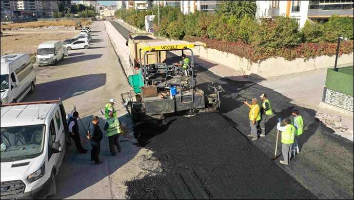 Karaköprü’de Yollar Sıcak Asfaltla Yenileniyor
