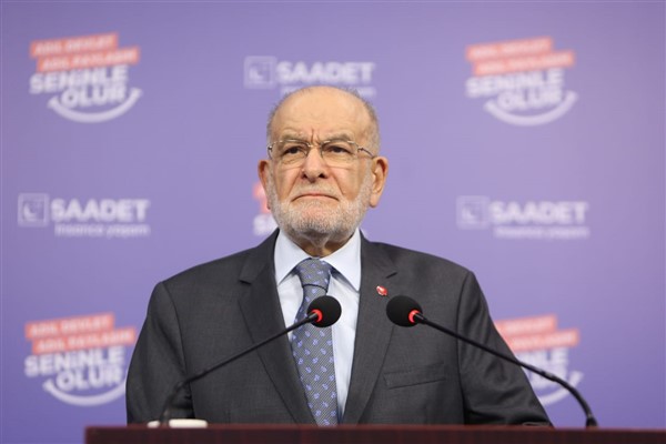 Karamollaoğlu, Adana Asri Mezarlığı’nda şehitleri ziyaret etti