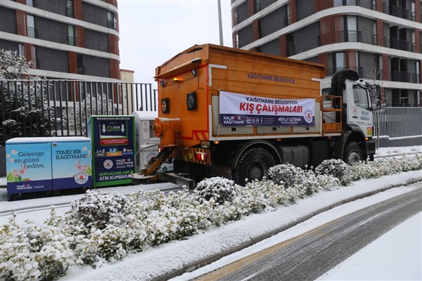 Karla mücadele ekipleri günün ilk ışıklarıyla sahaya indi