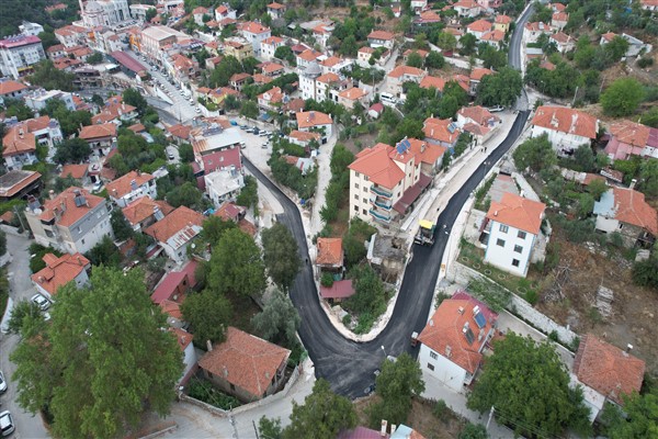 Kavıklıdere’de sıcak asfalt çalışmaları devam ediyor