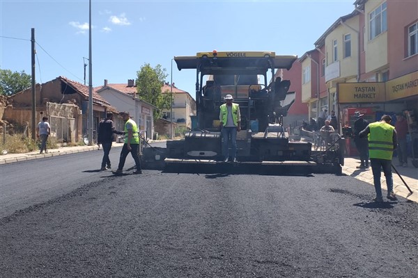 Kayseri Büyükşehir Belediyesi’nden Sarıoğlan’a 7 bin ton asfalt