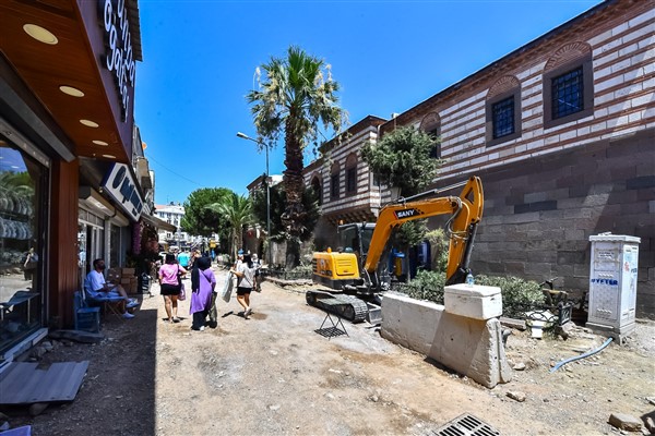 Kemeraltı'nda altyapı çalışmaları devam ediyor