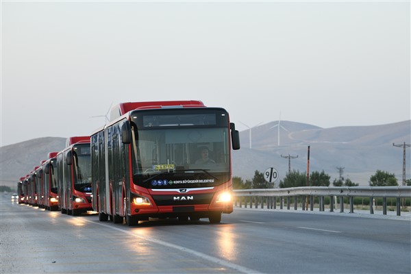 Konya Büyükşehir Belediyesi’nin ulaşım filosuna 8 körüklü otobüs daha katıldı