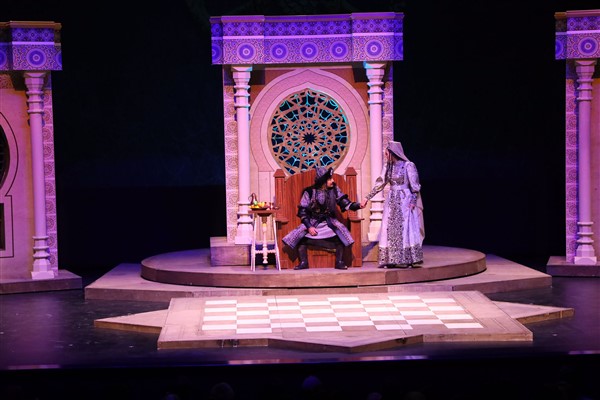 Konya Şehir Tiyatrosu “Nizamülmülk” oyununu sahneledi