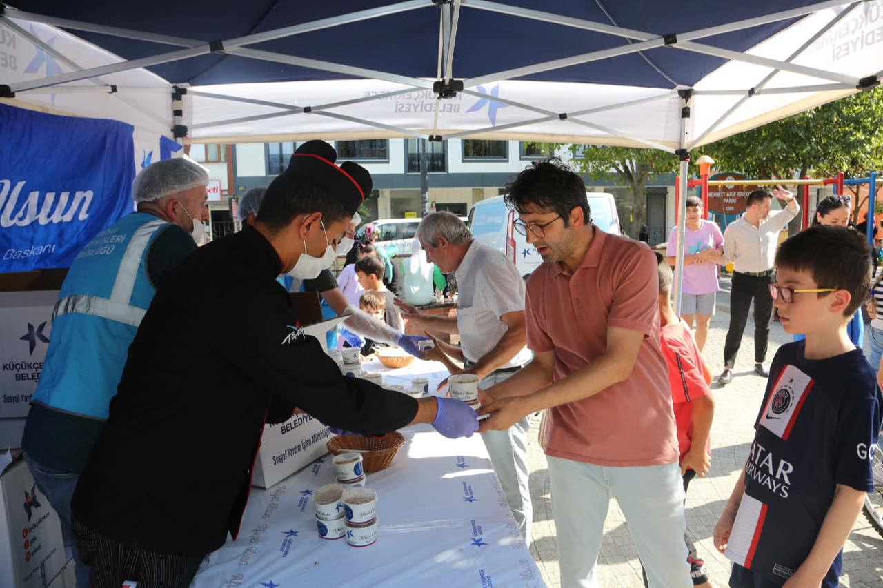 Küçükçekmece’de 30 bin porsiyon aşure ikramı yapıldı 