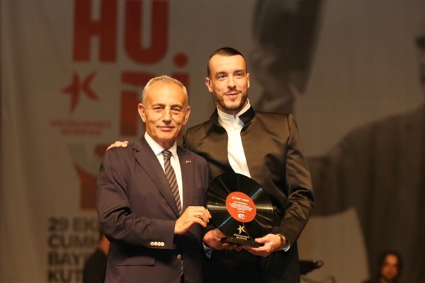 Küçükçekmece’de Cumhuriyet’in 100’üncü yılında Cem Adrian sahne aldı 