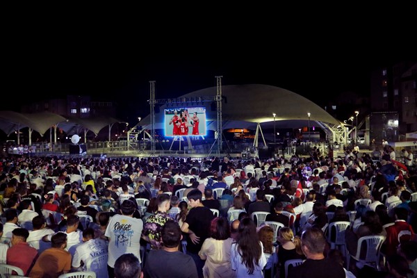 Küçükçekmece’de Filenin Sultanları için dev ekran kuruldu