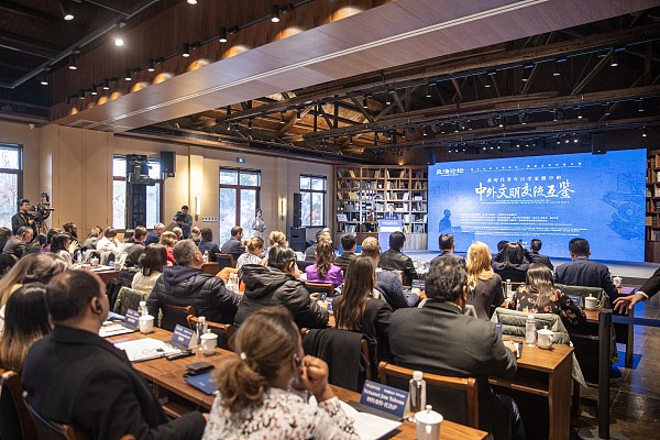 Liangzhu Forumu kapsamında ayrıca sanatçıların katıldığı bir panel de düzenlendi