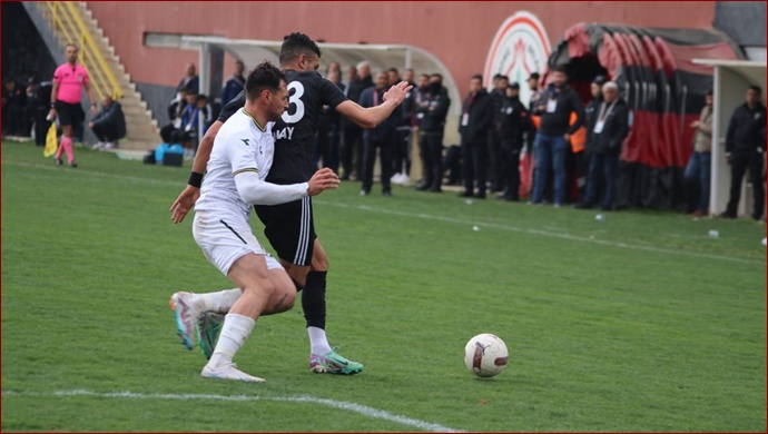 Lider Karaköprü Belediyespor rakibine gol yağdırdı