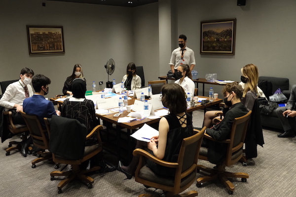 Lise öğrencileri BM sorunlarına çözüm için bir araya geldi