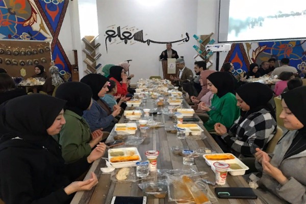 Liseli gençler iftarda buluştu