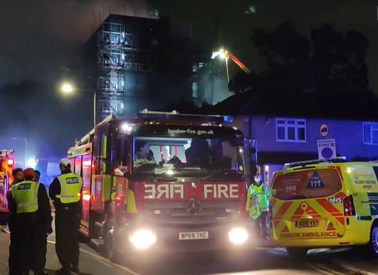 Londra'daki apartman yangınında yüz'den fazla kişi tahliye edildi