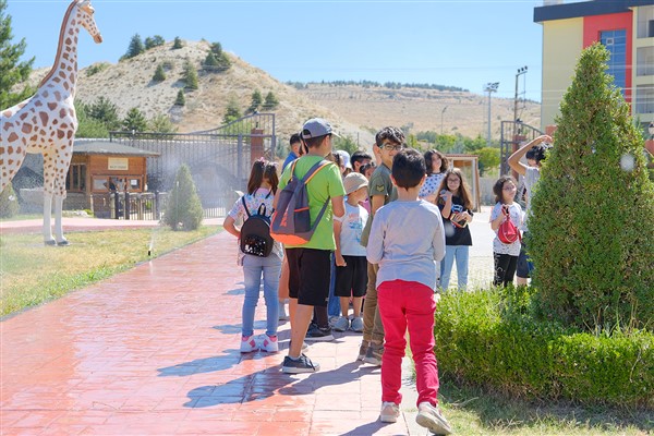 Malatya’da yaz okulu öğrencileri hayvanat bahçesini gezdi
