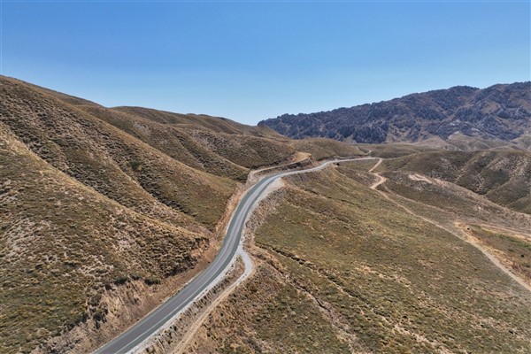 Malatya'nın Pütürge ilçesinde asfalt çalışmalarını sürdürüyor