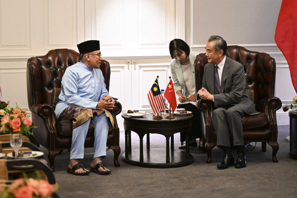 Malezya Başbakanı Enver İbrahim, Wang Yi ile görüştü