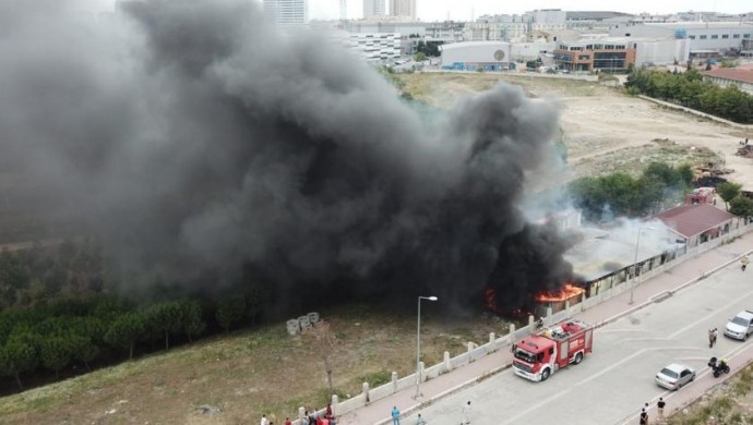 Manisa'da mobilya fabrikasında yangın