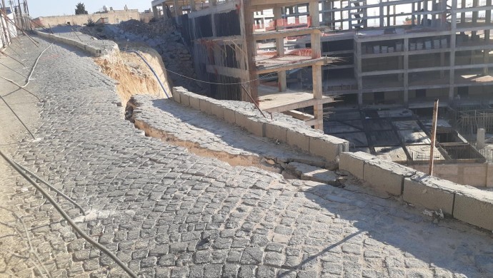 Mardin'de tarihi şehre giden yolda yarık oluştu