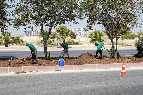 Mersin’de 5 ilçenin refüj çalışması devam ediyor