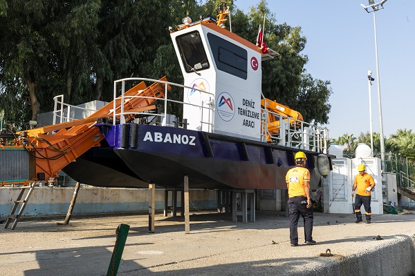 Mersin'de deniz araçlarının bakımını belediye personeli yapıyor