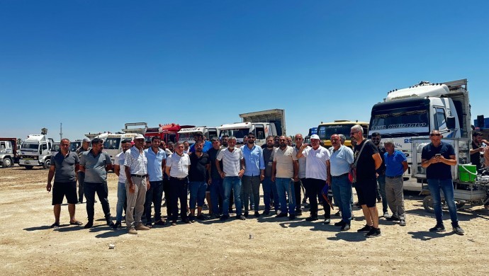 Mersin’de kamyon sürücüleri kontak kapattı