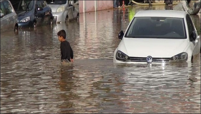 Mersin'de sel hayatı olumsuz etkiledi