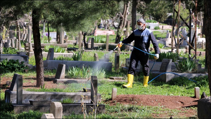 Mezarlıklarda yabani otlarla mücadele çalışmaları başladı