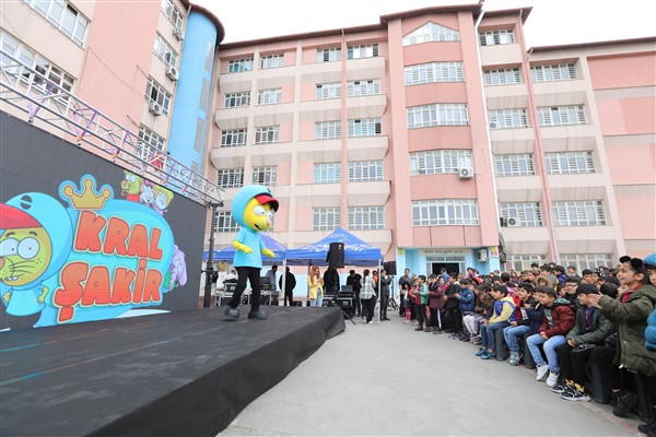 “Mikrop Avcıları Cumburlop” sinema filmi, afetzede çocuklarla buluştu