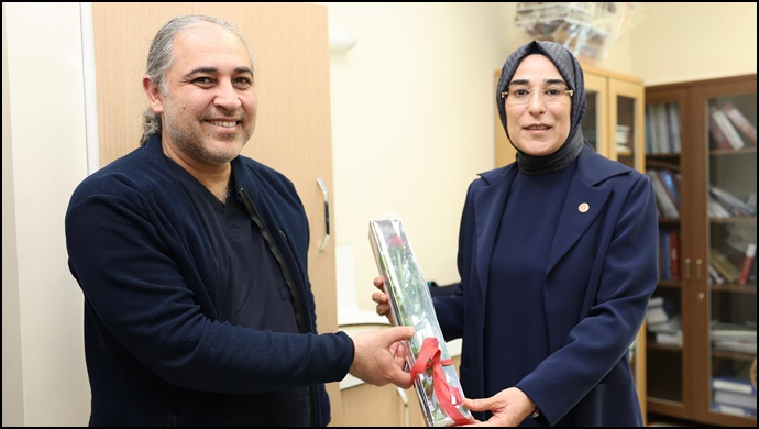 Milletvekili Yazmacı’dan sağlık çalışanlarına karanfil