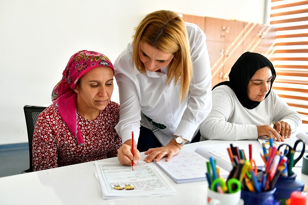 Mola Evi velilerine okuma-yazma öğretiliyor