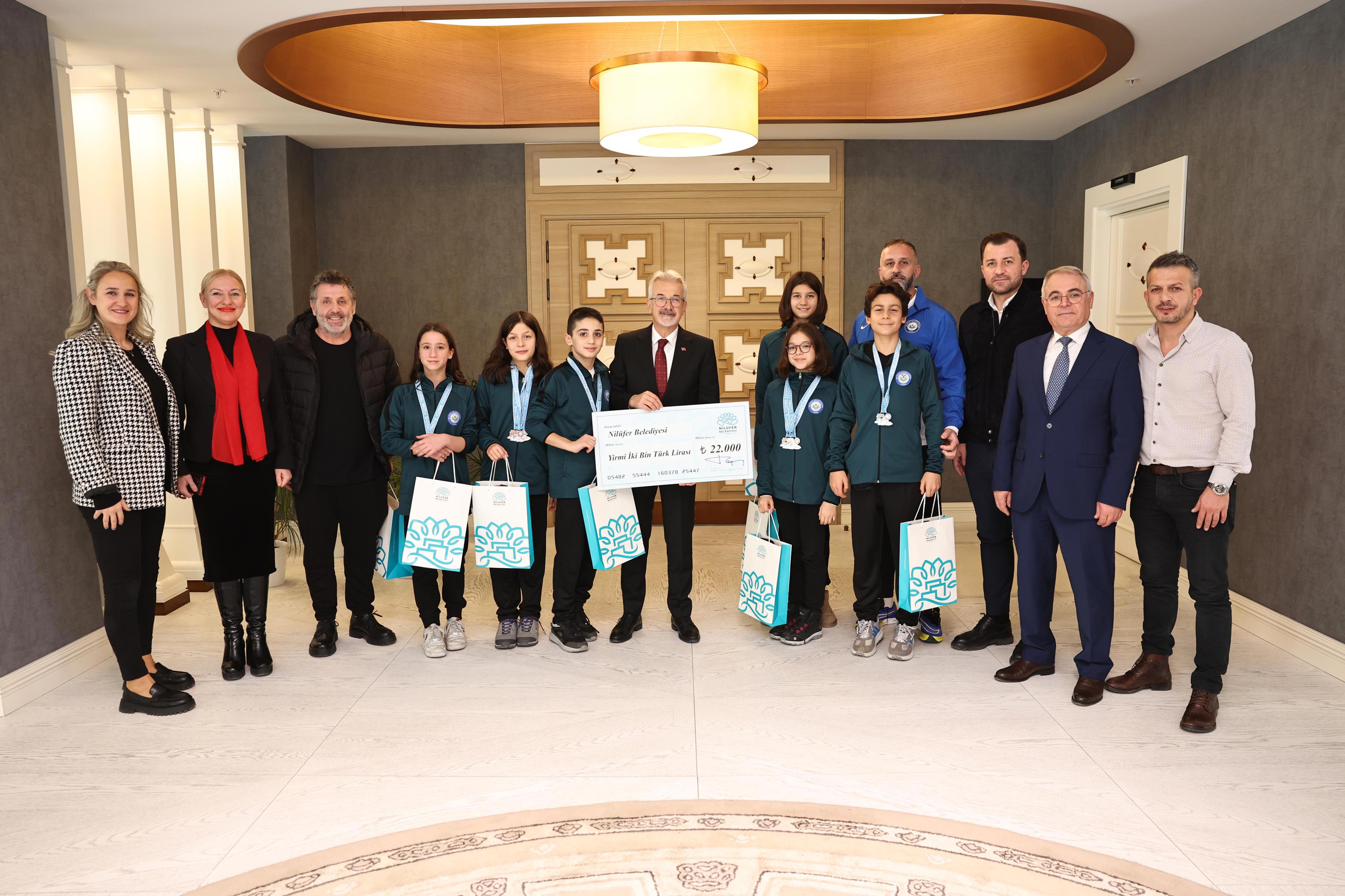 Nilüfer'in genç yüzücüleri derecelerle döndü