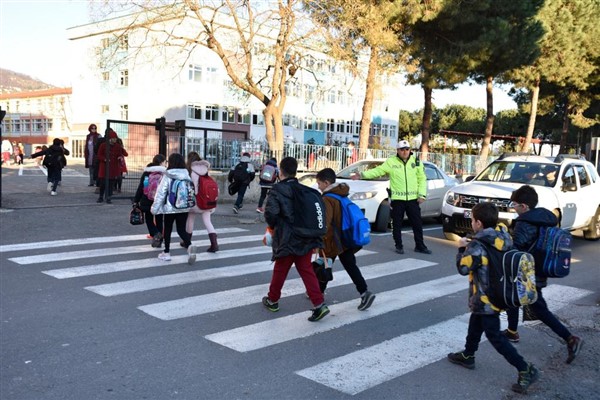 Okul çevreleri ile servis araçları denetlendi