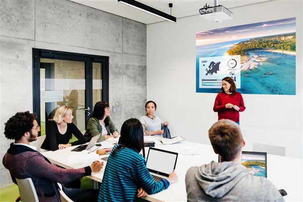 Okullar ve işletmeler için iki yeni Panasonic projektör serisi 