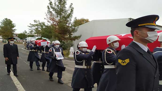Patlamada ölen uzman çavuş ile oğlu törenle memleketlerine uğurlandı