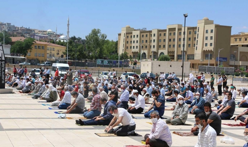 Peygamberler şehrinde ikinci kez sosyal mesafeli Cuma namazı kılındı