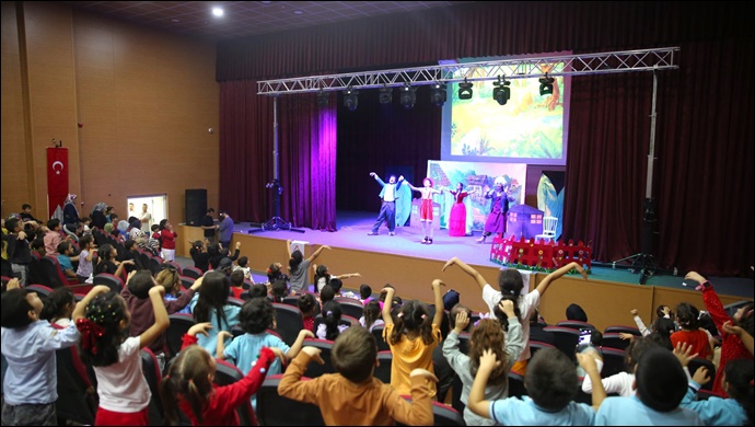 Pinokyo Karaköprü'de çocuklara tiyatro keyfi yaşattı