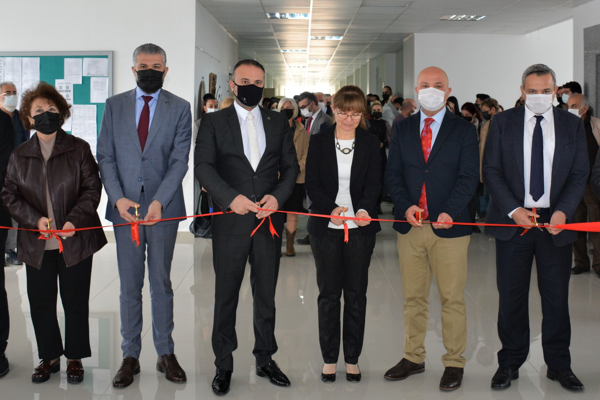 Prof. Dr. Kürşad Turgut Anma Sergisi, Yakın Doğu Üniversitesi Veteriner Hekimliği Fakültesi’nde açıldı