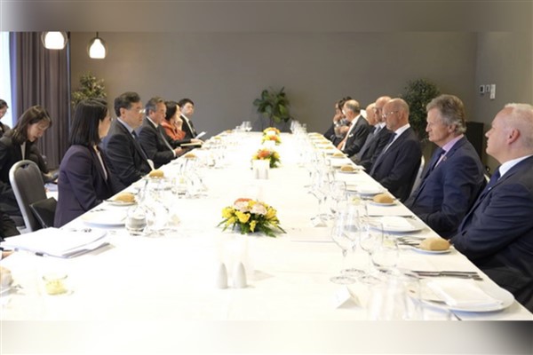 Qin Gang, Norveç iş dünyasından temsilcilerle bir araya geldi