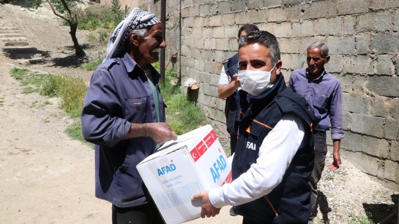 Resulayn’da Gıda Yardımları Evlere Ulaştırılıyor