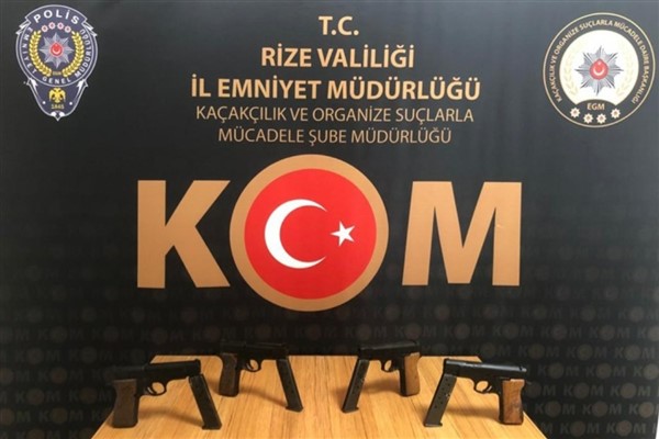 Rize’de durdurulan araçta 4 adet ruhsatsız tabanca ele geçirildi