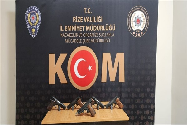 Rize'de durdurulan araçta 5 adet ruhsatsız tabanca ele geçirildi