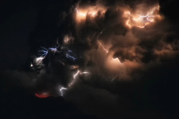 Rusya'da depremin ardından volkan patlaması meydana geldi