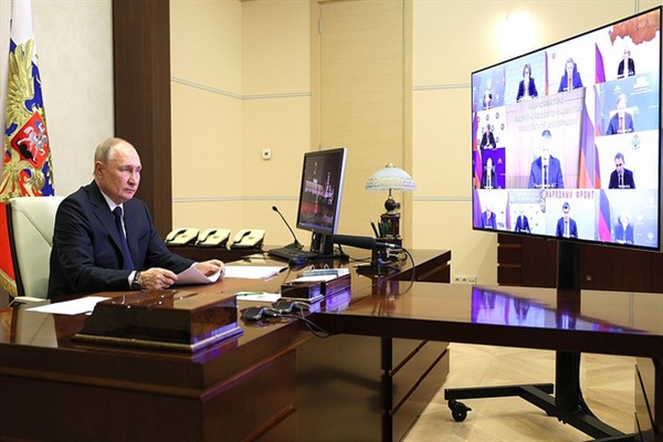 Rusya Devlet Başkanı Putin, hükümet üyeleri ile toplantı düzenledi