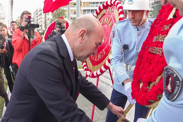 Saat 9’u 5 geçe İzmir’de hayat durdu