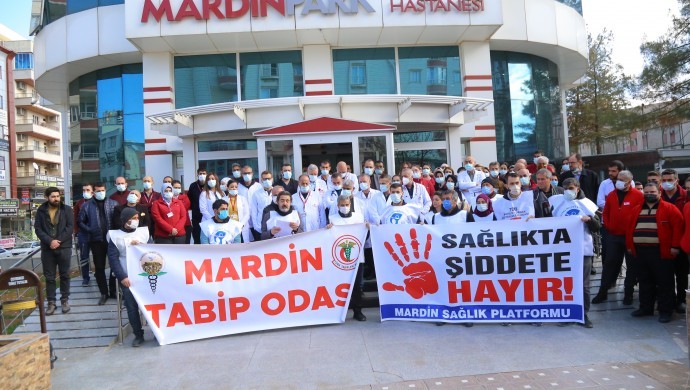 Sağlık emekçileri doktora saldırıyı protesto etti