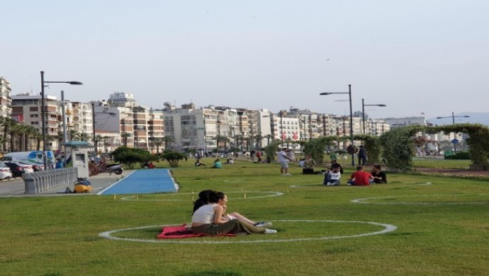 Sahillerde çemberli fiziki mesafe uygulaması