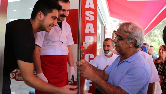 Sancar, Kuşadası esnafını ziyaret etti